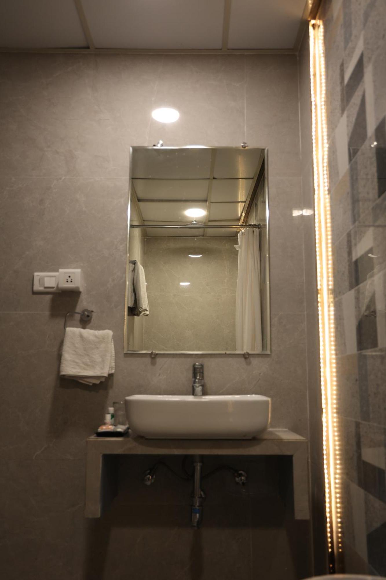 Hotel Pinaka Inn Lucknow Esterno foto